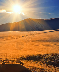 漠沙无际在沙沙沙漠中的炎热白天地平线场景蓝色射线天空辉光活力波浪全景阳光背景