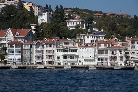 Bosphorus海峡的建筑物住宅房子红色别墅木头海岸建筑学鸭梨火鸡建筑背景图片