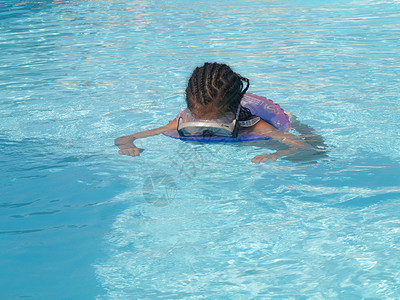 池中女孩游泳池浮潜洗澡假期孩子游泳泳镜蓝色水池背景图片