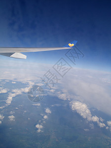 地球翅膀素材空气中旅行地球飞机飞行天空全景翅膀蓝色背景