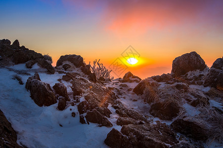 南韩冬雪覆盖的登峰造极山上季节顶峰天气日落戏剧性全景风景旅行童话森林背景图片