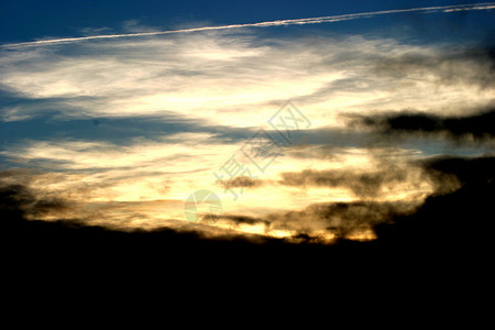 黄昏踪迹飞机喷射天空背景图片