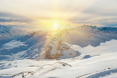 太阳高度下雪蓝山的日落背景
