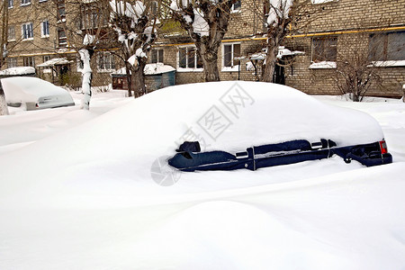 埋在雪中的车背景图片