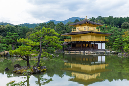 鼎宝阁京都日本金宝馆九角寺环境亭子水池金子房子神道季节池塘花园盆栽背景