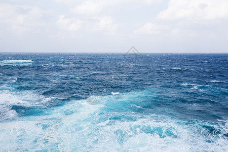 海洋和海浪碰撞蓝色海岸天气运动波纹飞溅石头边缘环境背景图片