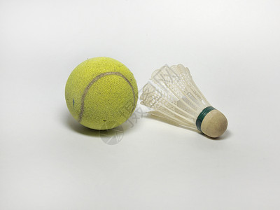 白色的网球和羽毛球穿梭孔雀团体壁球运动绿色球形设备条纹物体背景图片