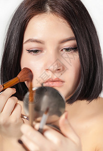 女孩做化妆女性女士刷子睫毛肤色沙龙眼影睫毛膏皮肤黑发背景图片