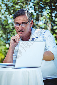 成人男子看笔记本电脑背景图片