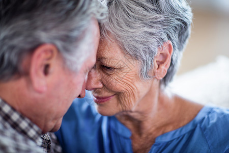 结对情侣 彼此相依为邻亲密感女性家庭退休男人岁月闲暇公寓房子头发背景图片