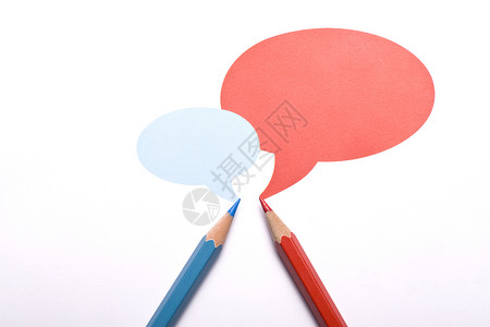 蓝色和红色两支铅笔和两支铅笔对话信仰白色思考蓝色辩论演讲气泡尺寸知识写作背景