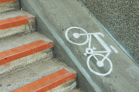 现代城市的双自行车楼梯轨迹标志交通白色车道轮子安全运动旅行灰色街道水泥背景图片