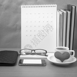 桌面 带电话的咖啡 书本堆叠 wallet heart 眼镜电脑木头职场办公室桌子杯子工作日历空白笔记背景