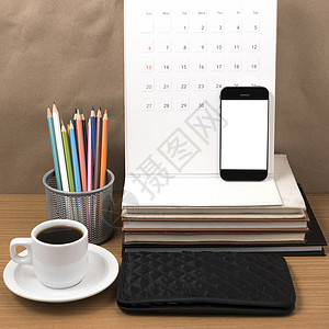 办公桌 咖啡 配有电话 wallet 日历 彩色铅笔盒商业杯子桌面工作桌子记事本木头空白电脑笔记本背景图片