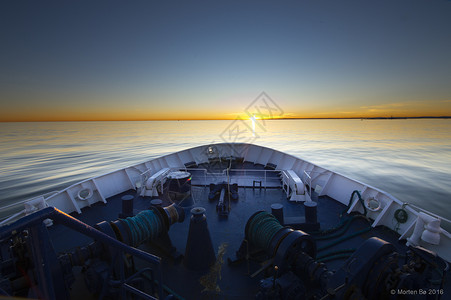 海上日落海洋商船背景图片