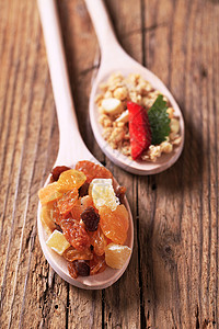 菠萝格早餐谷物和干果小吃高架食物健康饮食麦片坚果葡萄干营养木头乡村背景
