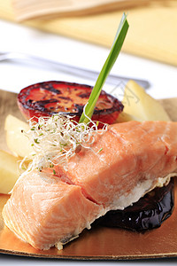 土豆鲑鱼片 烤番茄和茄子鱼片主菜蔬菜海鲜豆芽盘子营养午餐土豆食物背景图片