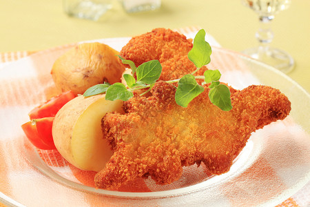 鸡鱼带土豆的炸面包鱼食物午餐油炸食品鱼棒面包屑鱼块鸡块背景