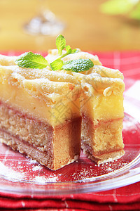 朗姆酒湿的蛋糕格子柠檬奶油配料打孔食物香草甜点糕点糖果背景图片