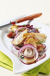 煎炒猪肉和蔬菜美食油炸洋葱树叶猪肉主菜白色午餐盘子料理背景图片