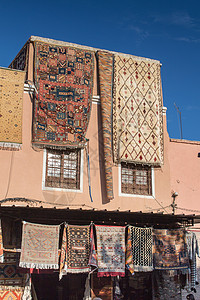 柏柏尔露天市场在摩洛哥马拉喀什设有地毯铺有地毯的房屋手工街道装饰文化材料风格产品店铺销售旅行背景