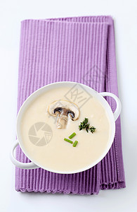 奶油汤韭菜蔬菜紫色小吃百里香食物高架午餐餐巾泥状背景图片