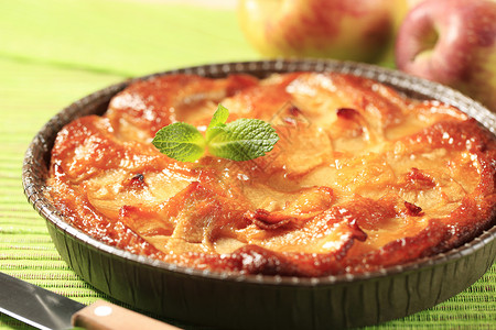 苹果海绵蛋糕圆形糕点脆皮甜点水果感恩平底锅食物馅饼背景图片