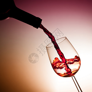 愚乐行动红酒喷洒玫瑰酒厂运动行动饮料喷出玻璃高脚杯酒精派对背景