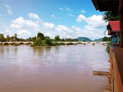 占巴色湄公河和唐登江与唐川岛之间桥梁的景象背景