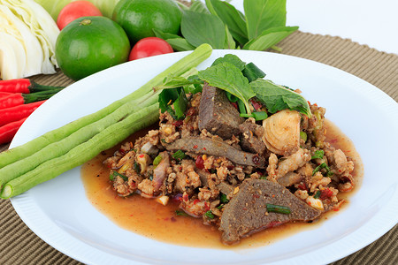 泰国土猪肉沙拉 香辣小麦猪肉和猪肝肝沙拉Larb Mu辣椒饮食养分香料草本植物午餐薄荷早餐盘子洋葱背景图片