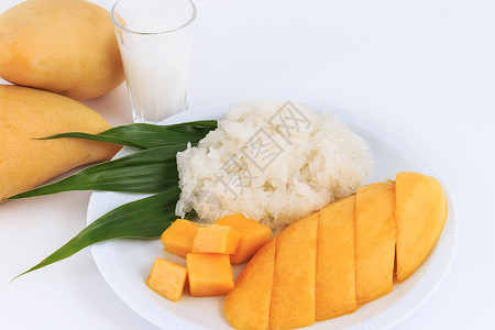 和芒果一起吃泰式甜米 泰国风格的热带甜点食物美食奶油椰子叶子牛奶水果文化季节街道背景图片