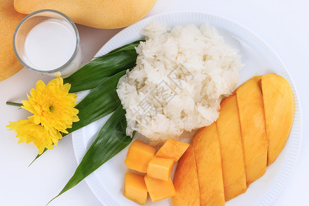 和芒果一起吃泰式甜米 泰国风格的热带甜点奶油坚果美食文化水果季节椰子叶子牛奶食物背景图片