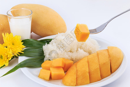 和芒果一起吃泰式甜米 泰国风格的热带甜点营养水果文化美食奶油季节牛奶叶子椰子坚果背景图片