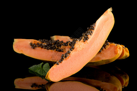 新鲜而美味的木瓜维生素甜点异国饮食橙子种子热带裂缝摸索情调背景图片