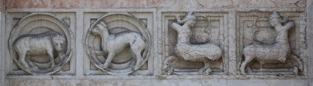 在意大利帕尔马的浸礼会外 一些大理石中世纪堡区被解脱的详细情况洗礼池古董文化水平雕塑怪物建筑神话宽慰消费背景图片