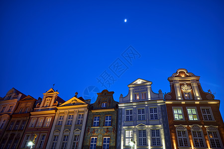 城镇广场夜间的城镇和月亮背景