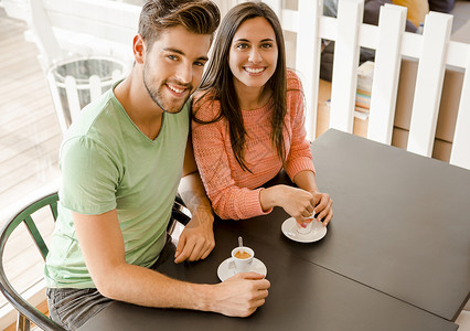 快报年轻夫妇喝咖啡店铺幸福朋友们餐厅友谊乐趣学生女孩饮料微笑背景
