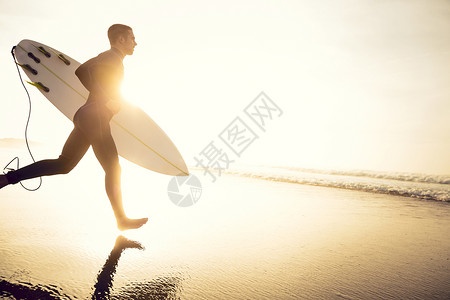 我们来抓海浪吧跑步冲浪者男生冲浪板闲暇木板成人爱好运动假期背景图片