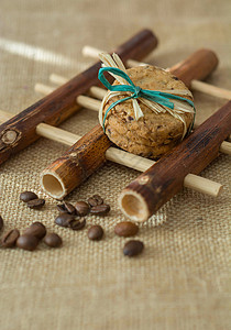 竹垫上自制饼干和咖啡豆背景图片