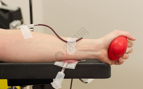 捐赠者用扶手椅捐血止血女士托盘钳子乐器油布银行血液学管道拭子背景图片