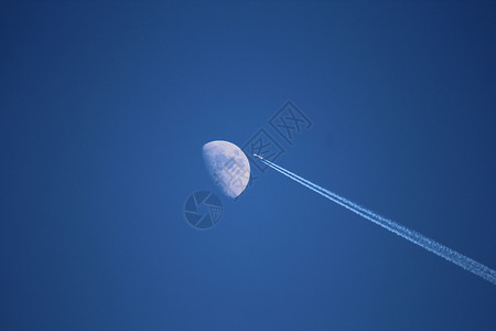 月亮轨迹月亮附近天空中的飞机痕迹运输航班航程航空白色旅行踪迹天气蓝色背景