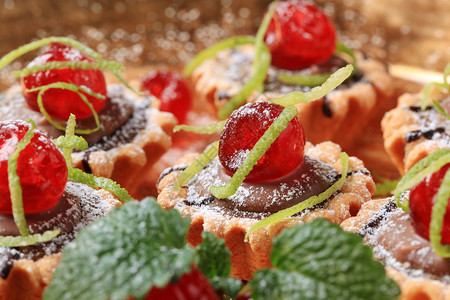 一盘子樱桃微型薄凝油层巧克力食物糖霜饼干甜点水果脆皮蛋糕馅饼盘子背景