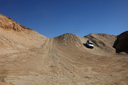 陆地巡洋舰沙漠中的汽车运输农村车辆天空旅行假期旅游沙景沙丘驾驶背景