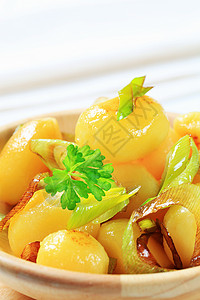 土豆和菜叶洋葱小菜食物韭葱蔬菜伴奏盘子背景图片