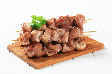 猪叉砧板红肉食物午餐猪肉库存烤串烧烤立方体木棍背景图片