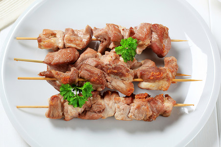 猪叉立方体油炸猪肉木棍烤串高架红肉食物烧烤午餐背景图片