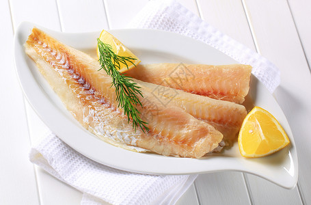 白鱼片偏斜盘子白鱼白色鱼片鳕鱼食物库存柠檬鲶鱼背景图片