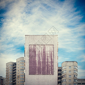 墙上的广告牌民众天空横幅房子建筑建造大板控制板公寓海报背景图片