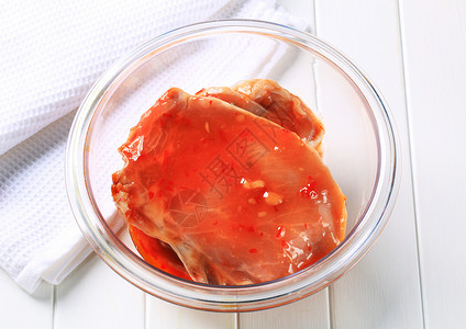 猪排加辣味烧焦食材食物高架玻璃猪肉釉面印章辣酱红色胡椒背景图片