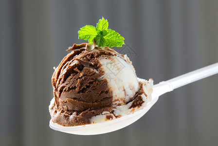 香草巧克力冰淇淋深色软糖勺子椰子白色塑料甜点库存棕色奶制品背景图片